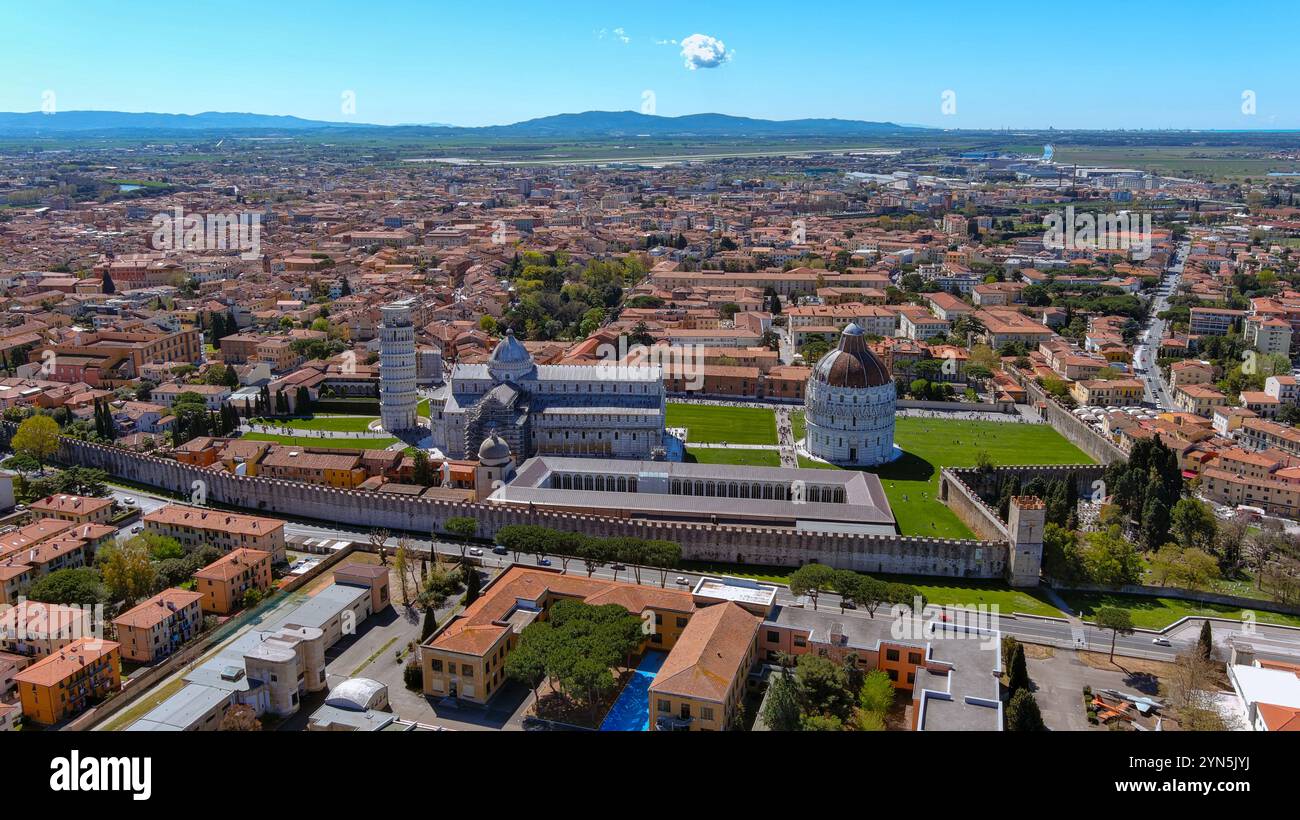 Iconica vista aerea di Pisa, con la Torre Pendente, la cattedrale e i pittoreschi tetti toscani bagnati dalla luce del sole Foto Stock