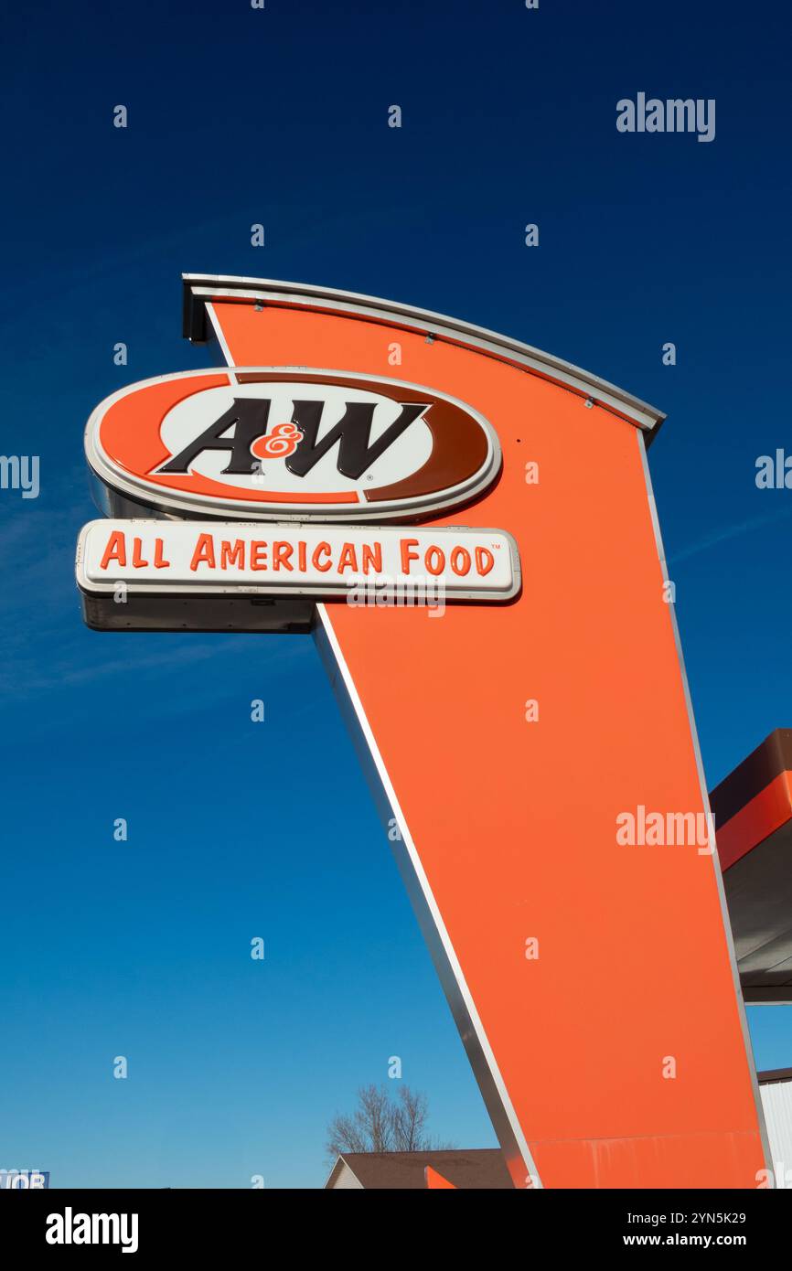 MCINTOSH, Minnesota, USA, 18 NOVEMBRE 2024: Logo esterno e marchio del ristorante a&W. Foto Stock