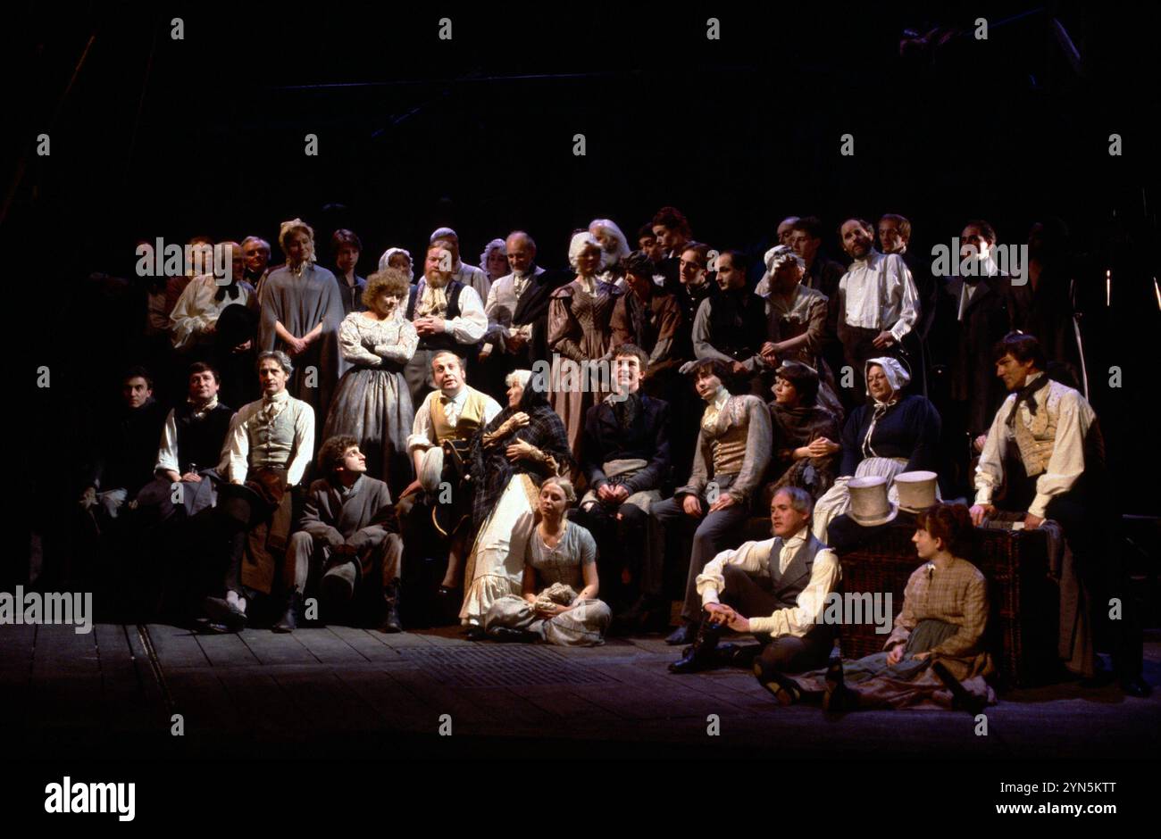 La compagnia di NICHOLAS NICKLEBY presso la Royal Shakespeare Company (RSC), Aldwych Theatre, Londra WC2 19-20/06/1980 adattamento di David Edgar dal romanzo di Charles Dickens musica e testi: Stephen Oliver design: John Napier & Dermot Hayes illuminazione: David Hersey registi: Trevor Nunn & John Caird Foto Stock