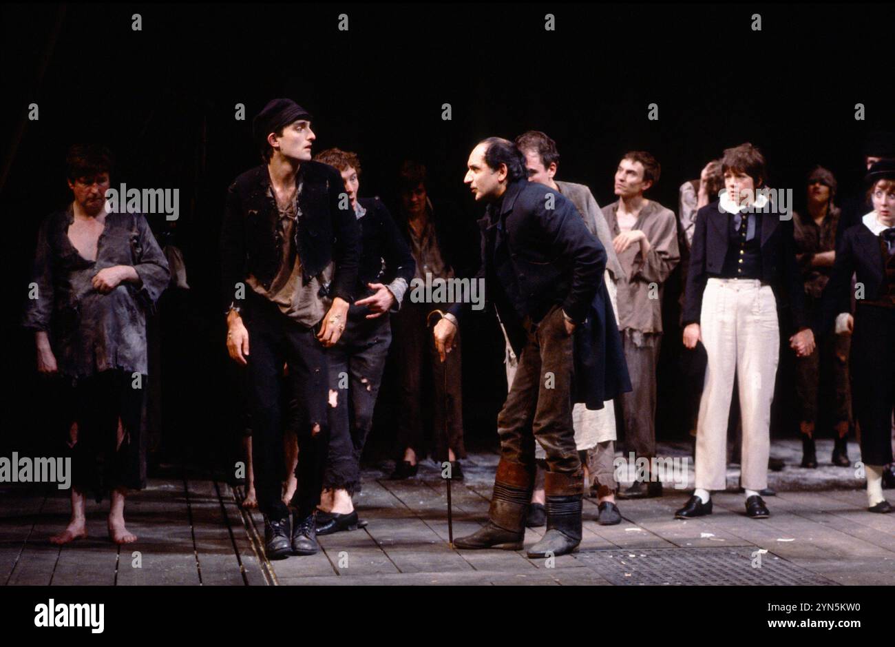 Centro: Ben Kingsley (Mr Squeers) in NICHOLAS NICKLEBY presso la Royal Shakespeare Company (RSC), Aldwych Theatre, Londra WC2 19-20/06/1980 adattamento di David Edgar dal romanzo di Charles Dickens musica e testi: Stephen Oliver design: John Napier & Dermot Hayes illuminazione: David Hersey registi: Trevor Nunn & John Caird Foto Stock