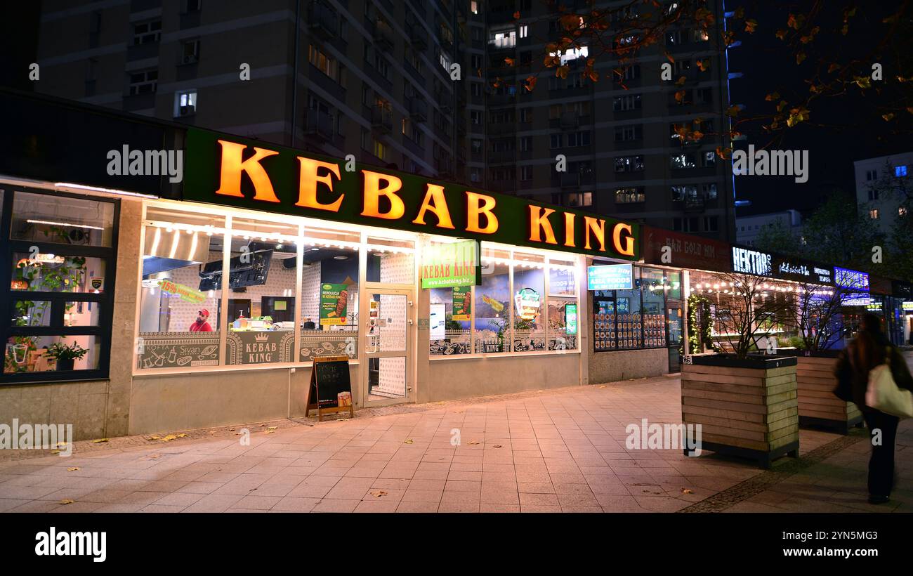 Varsavia, Polonia. 21 novembre 2024. Segui le indicazioni per il Kebab King Shop, ristorante esterno nel centro città. Foto Stock
