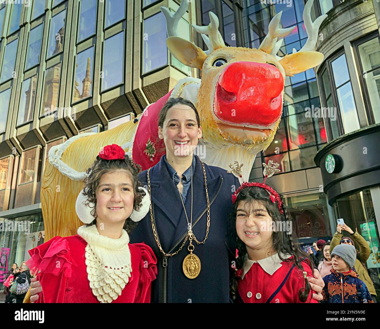 Glasgow, Scozia, Regno Unito. 24 novembre 2024. Il Depute lord provost baillie Christy mearns ha aperto il procedimento e ha guidato la parata. Il carnevale Style Mile del decimo anniversario in buchanan Street, la capitale dello shopping e dello stile della Scozia. Il lancio annuale della celebrazione natalizia della città vede un totale di 12 zone di esibizione che si estendono lungo il chilometro di stile dai gradini della sala concerti fino a piazza st enoch, con la piazza dei principi e le gallerie di buchanan, tra cui un carosello natalizio. Credito Gerard Ferry/Alamy Live News Foto Stock