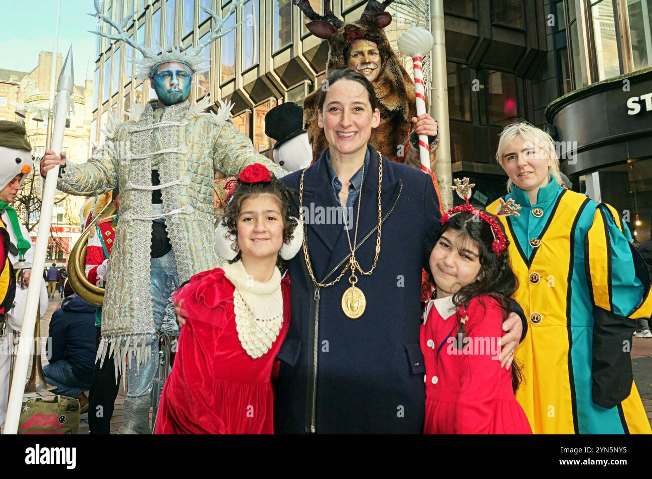 Glasgow, Scozia, Regno Unito. 24 novembre 2024. Il Depute lord provost baillie Christy mearns ha aperto il procedimento e ha guidato la parata. Il carnevale Style Mile del decimo anniversario in buchanan Street, la capitale dello shopping e dello stile della Scozia. Il lancio annuale della celebrazione natalizia della città vede un totale di 12 zone di esibizione che si estendono lungo il chilometro di stile dai gradini della sala concerti fino a piazza st enoch, con la piazza dei principi e le gallerie di buchanan, tra cui un carosello natalizio. Credito Gerard Ferry/Alamy Live News Foto Stock