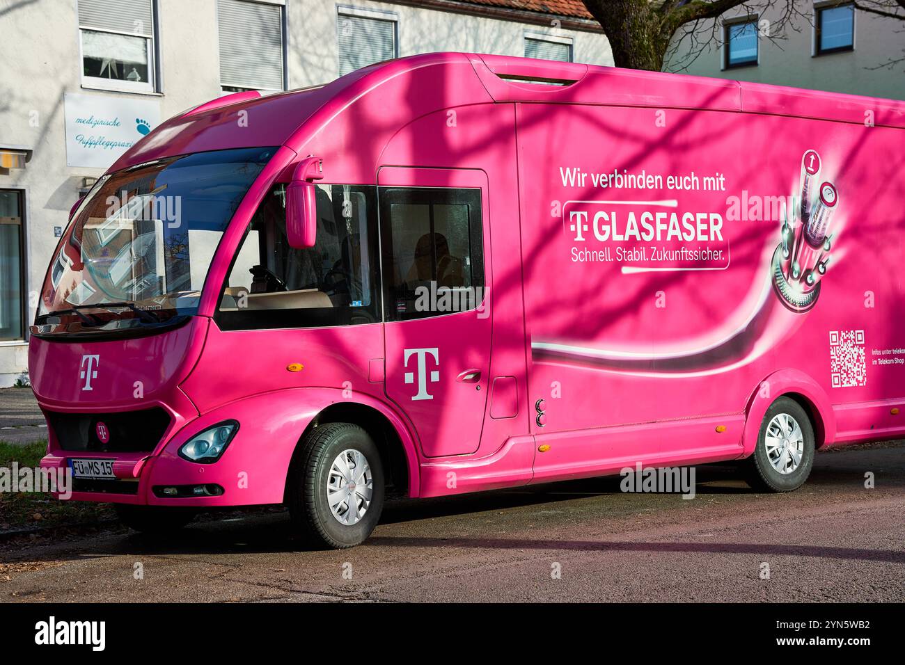Germania - 24 novembre 2024: Telekom advertising vehicle for Fibre Optic Connections ad Augusta: Un sorprendente veicolo Telekom rosa pubblicizza Internet in fibra ottica veloce, stabile e a prova di futuro *** Telekom-Werbefahrzeug für Glasfaseranschlüsse ad Augusta: Ein auffälliges pinkes Fahrzeug der Telekom wirbt für schnelles, stabiles und zukunftssicheres Glaseres GlaserInternet Foto Stock