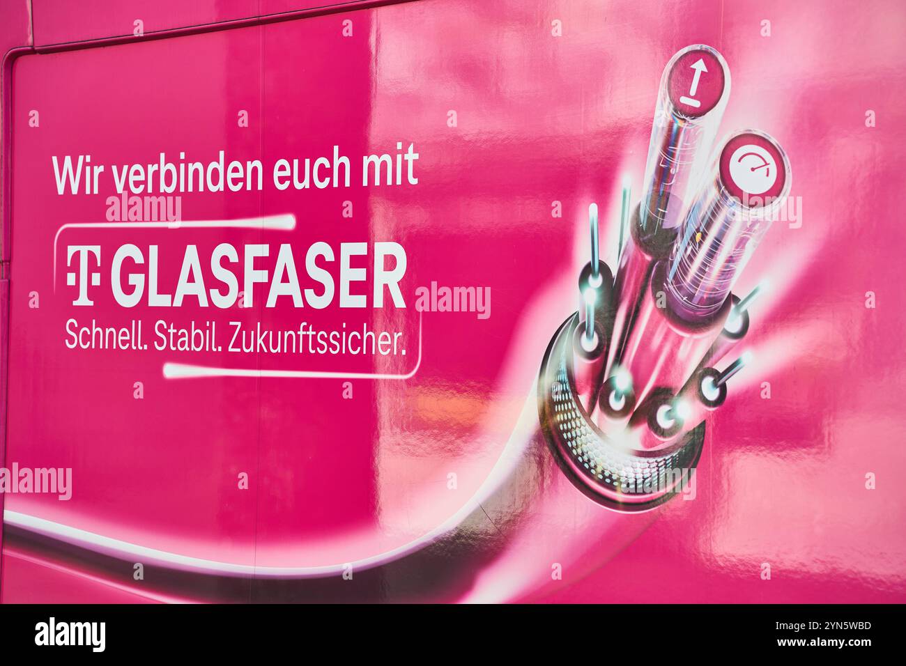 Germania - 24 novembre 2024: Telekom advertising vehicle for Fibre Optic Connections ad Augusta: Un sorprendente veicolo Telekom rosa pubblicizza Internet in fibra ottica veloce, stabile e a prova di futuro *** Telekom-Werbefahrzeug für Glasfaseranschlüsse ad Augusta: Ein auffälliges pinkes Fahrzeug der Telekom wirbt für schnelles, stabiles und zukunftssicheres Glaseres GlaserInternet Foto Stock