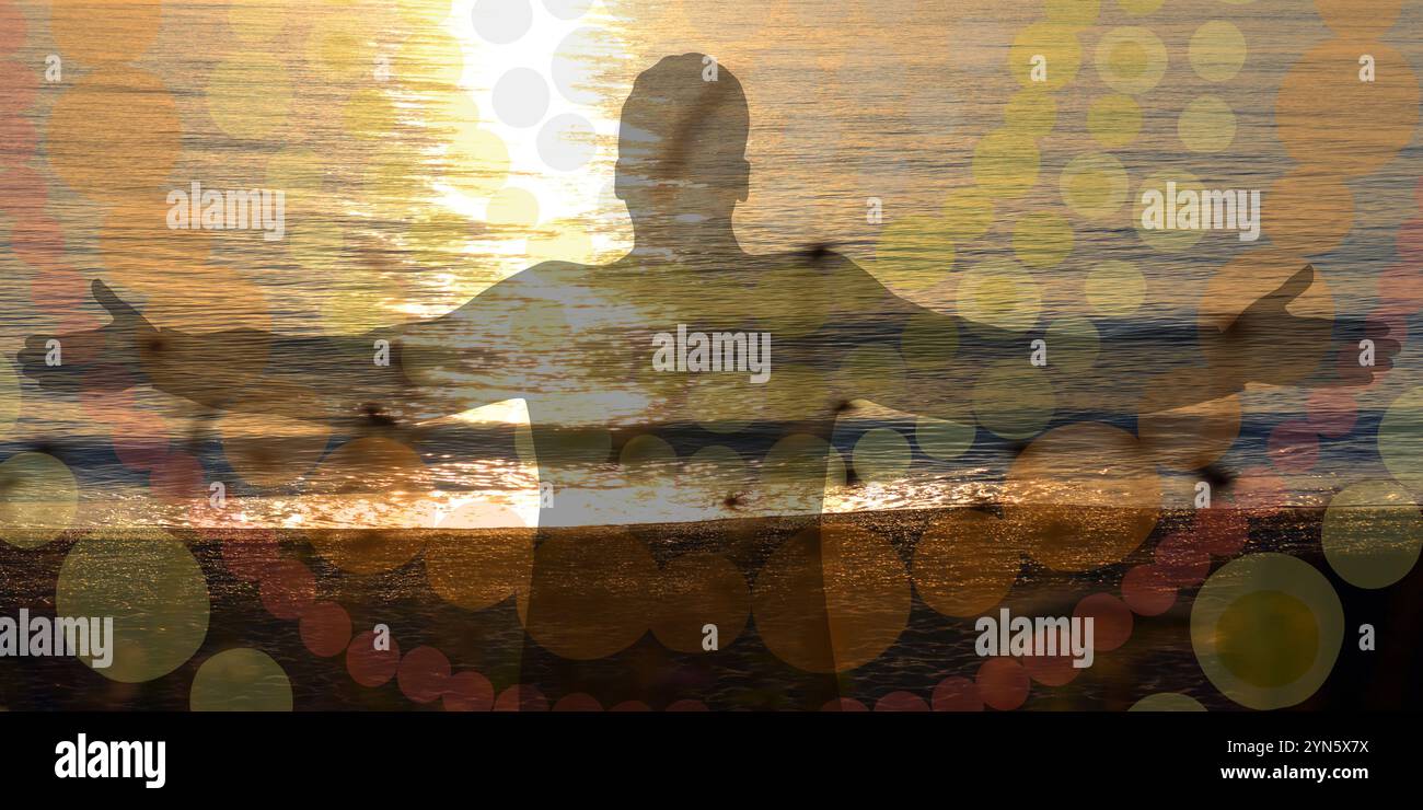 Goditi la composizione della vita con la silhouette dell'uomo in riva al mare a braccia aperte Foto Stock