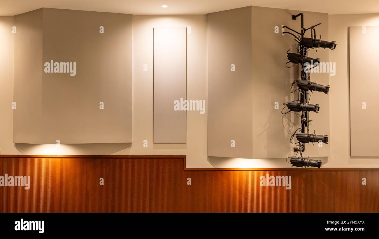 Foto ravvicinata di nuovi grandi faretti, lampade, appesi a parete, all'interno di un teatro ricostruito o di un auditorium. Foto Stock Foto ravvicinata di nuovi grandi faretti, lampade, appesi a parete, all'interno di un teatro ricostruito o di un auditorium. Foto Stock