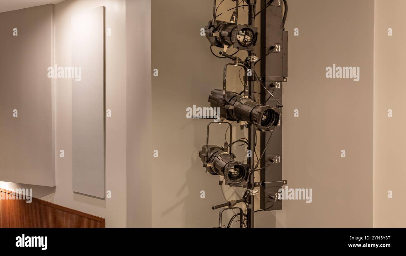 Foto ravvicinata di nuovi grandi faretti, lampade, appesi a parete, all'interno di un teatro ricostruito o di un auditorium. Foto Stock Foto ravvicinata di nuovi grandi faretti, lampade, appesi a parete, all'interno di un teatro ricostruito o di un auditorium. Foto Stock