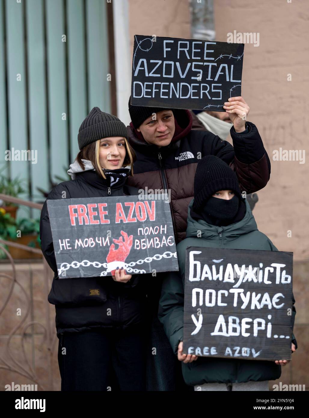 Kiev, Kiev, Ucraina. 24 novembre 2024. Protesta Azovstal libera di familiari e amici di soldati tenuti in prigionia dalla Russia. I soldati si arresero alla Russia il 20 maggio 2022 per salvare vite umane presso le opere di ferro e furto di Mariupol. Alcuni sono stati rilasciati, molti sono ancora detenuti in prigionia russa. (Credit Image: © Andreas Stroh/ZUMA Press Wire) SOLO PER USO EDITORIALE! Non per USO commerciale! Crediti: ZUMA Press, Inc./Alamy Live News Foto Stock