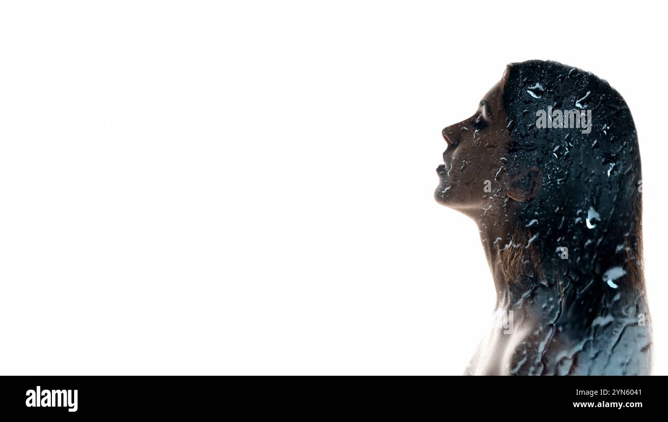 Donna ispirata. Lady Mood. Gocce piovose luci bokeh con silhouette femminile doppia esposizione isolata su sfondo bianco. Foto Stock
