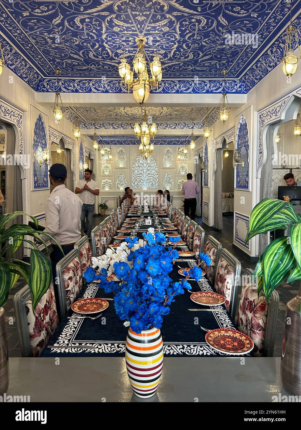 Interno del lussuoso ristorante indiano a Jaipur, India Foto Stock