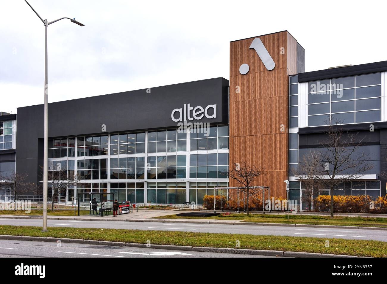 Ottawa, Canada - 23 novembre 2024: La nuova Altea, una catena di palestre di fascia alta, nell'ex negozio Canadian Tire in Carling Street. Sono 129.000-s. Foto Stock