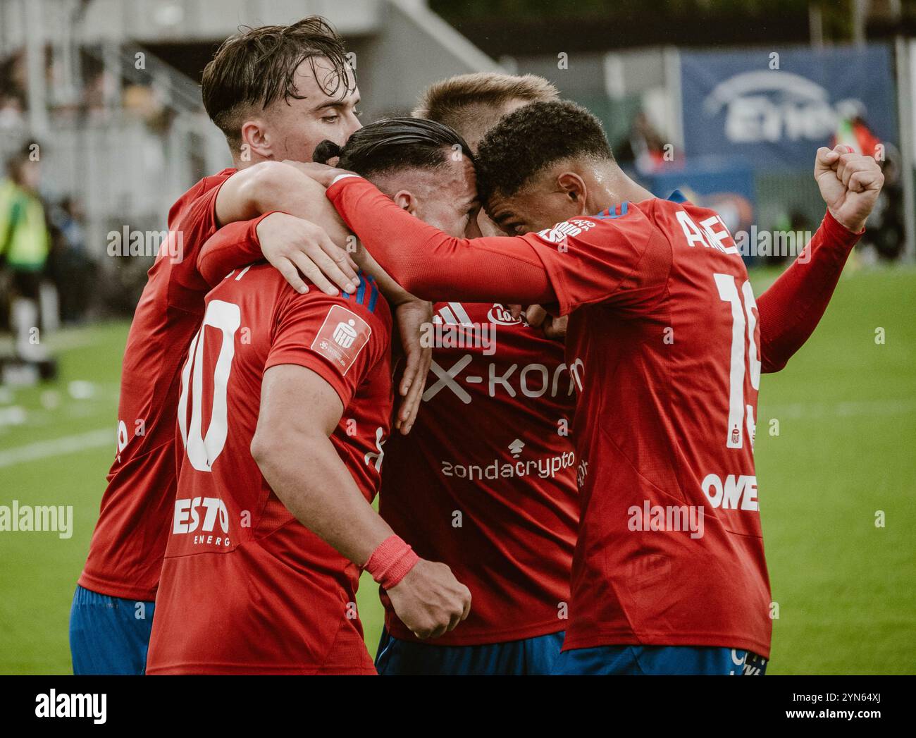 Giocatori del Raków Częstochowa Michael Ameyaw e ivi López dopo aver segnato un gol contro Radomiak Radom. Foto Stock