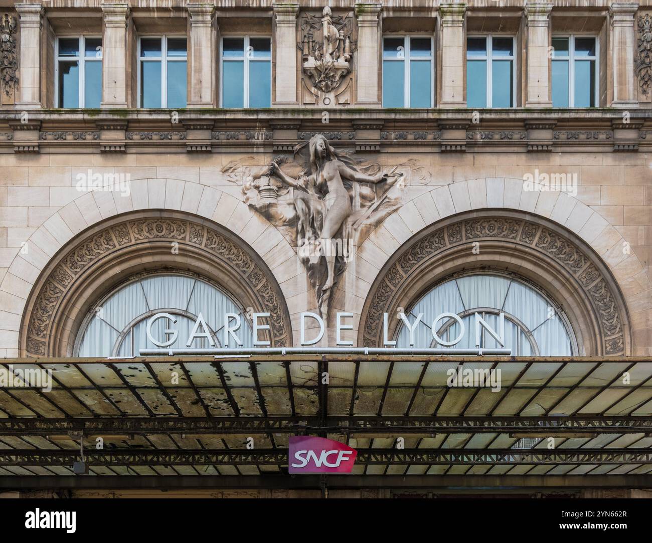Parigi, Francia - 11 24 2024 : la facciata della stazione Gare de Lyon con il logo della SNCF (società ferroviaria nazionale francese) Foto Stock
