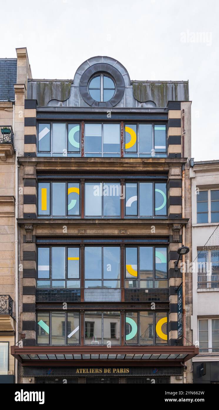 Parigi, Francia - 11 24 2024 : i laboratori parigini, struttura comunale, la cui vocazione è quella di sostenere le professioni artistiche, il design e la moda Foto Stock
