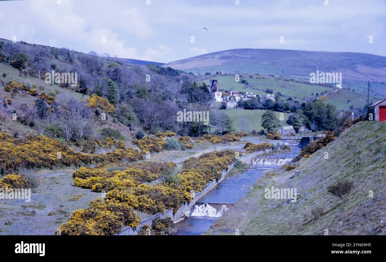 Foto storica della vista delle dighe del fiume a Laxey Wheel (Lady Isabella), Isola di Man Foto Stock