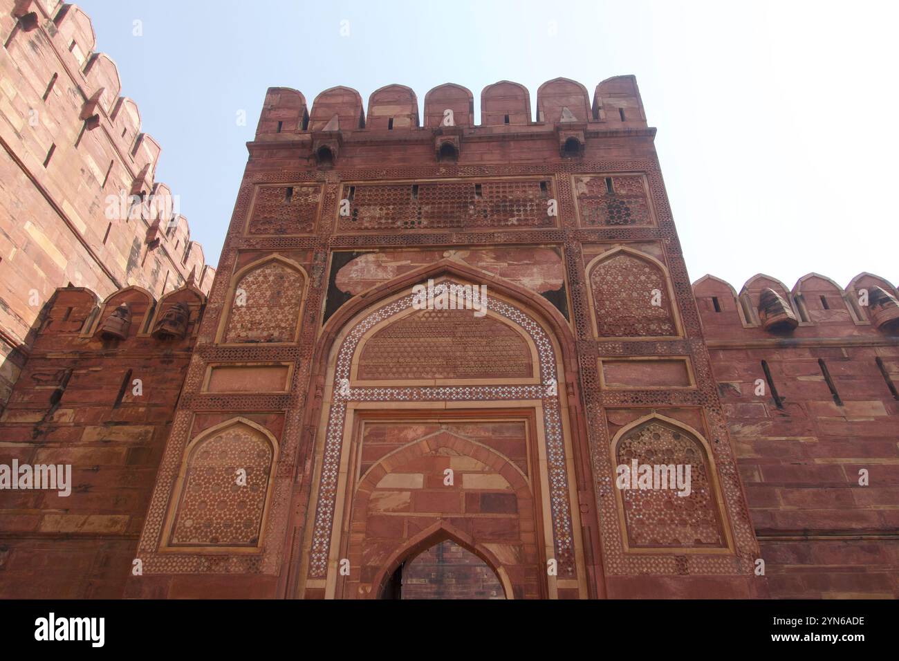 Primo piano di un edificio in arenaria rossa a Agra Fort, India Foto Stock