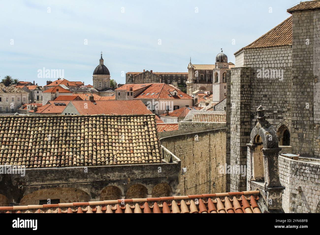 Paesaggio urbano di Dubrovnik e cupola della cattedrale, vista dalle mura della città, Croazia, Europa Foto Stock