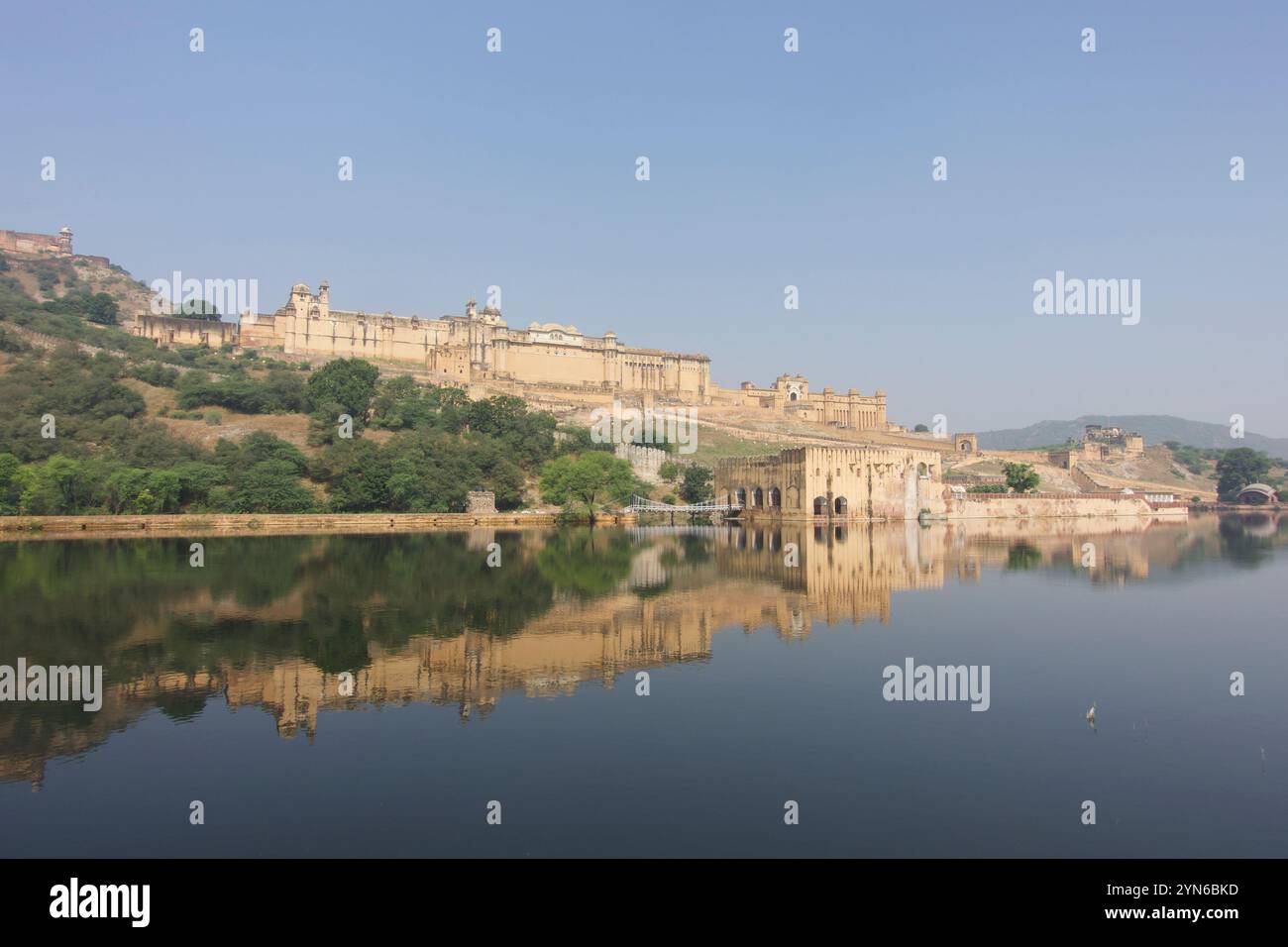 Vista del forte Amber che si affaccia sul lago Maota a Jaipur, India Foto Stock