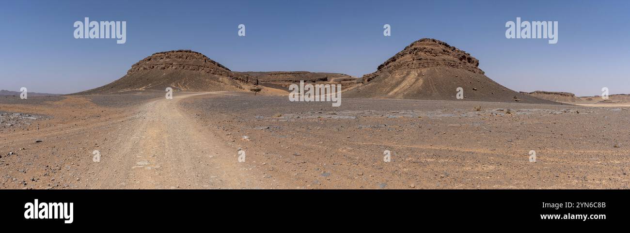 Iconico monte a ferro di cavallo gara Medouar nel deserto vicino a Merzouga, noto per diversi set cinematografici, Marocco e Africa Foto Stock