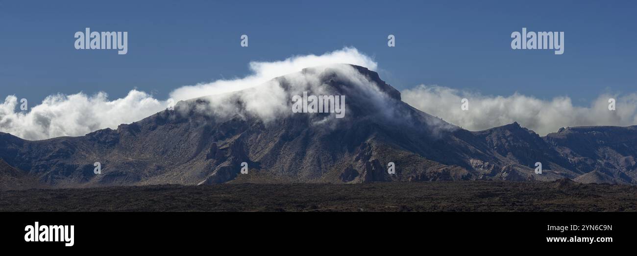 La cima del Montana Guajara, anche: Alto de Guajara, 2715 m, pareti del cratere, Caldera de las Canadas, un enorme calderone vulcanico, Parco Nazionale del Teide, Pa Foto Stock