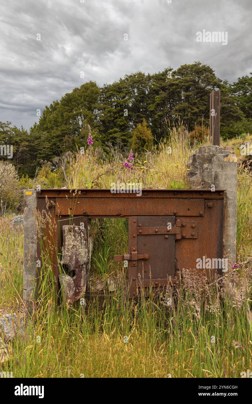 Rimane nel paesaggio di una vecchia fabbrica mineraria nella città fantasma di Waiuta, Isola del Sud della Nuova Zelanda Foto Stock