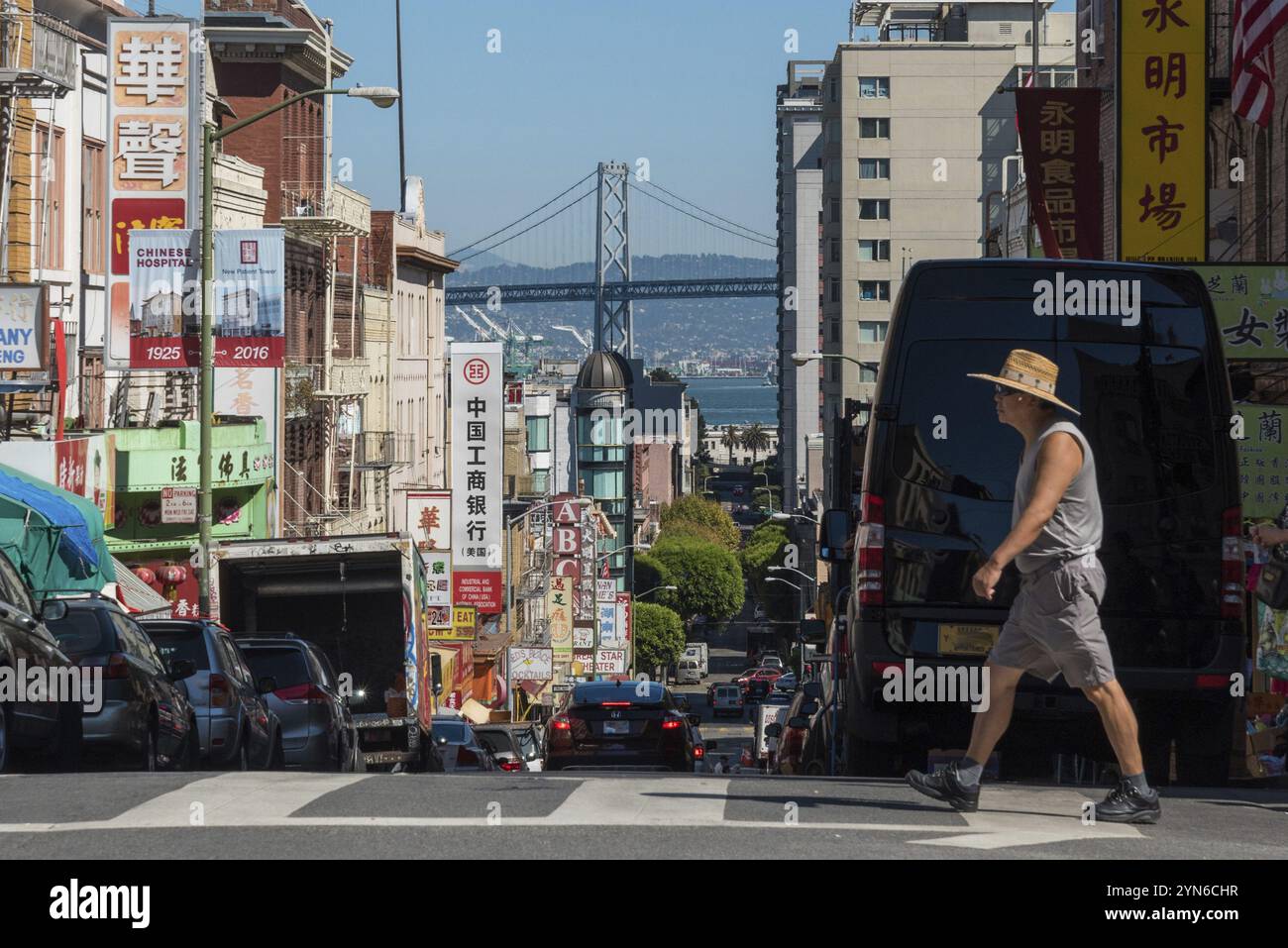 SAN FRANCISCO, USA, 5 SETTEMBRE 2022, Una persona che attraversa una strada a Chinatown a San Francisco, USA, Nord America Foto Stock