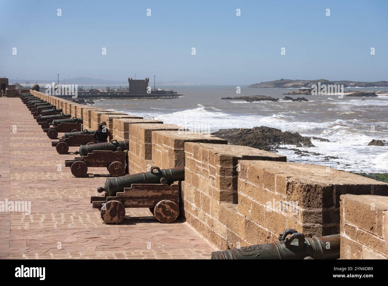 Il bastione di Essaouira con i suoi cannoni di bronzo medievali, Marocco, Africa Foto Stock