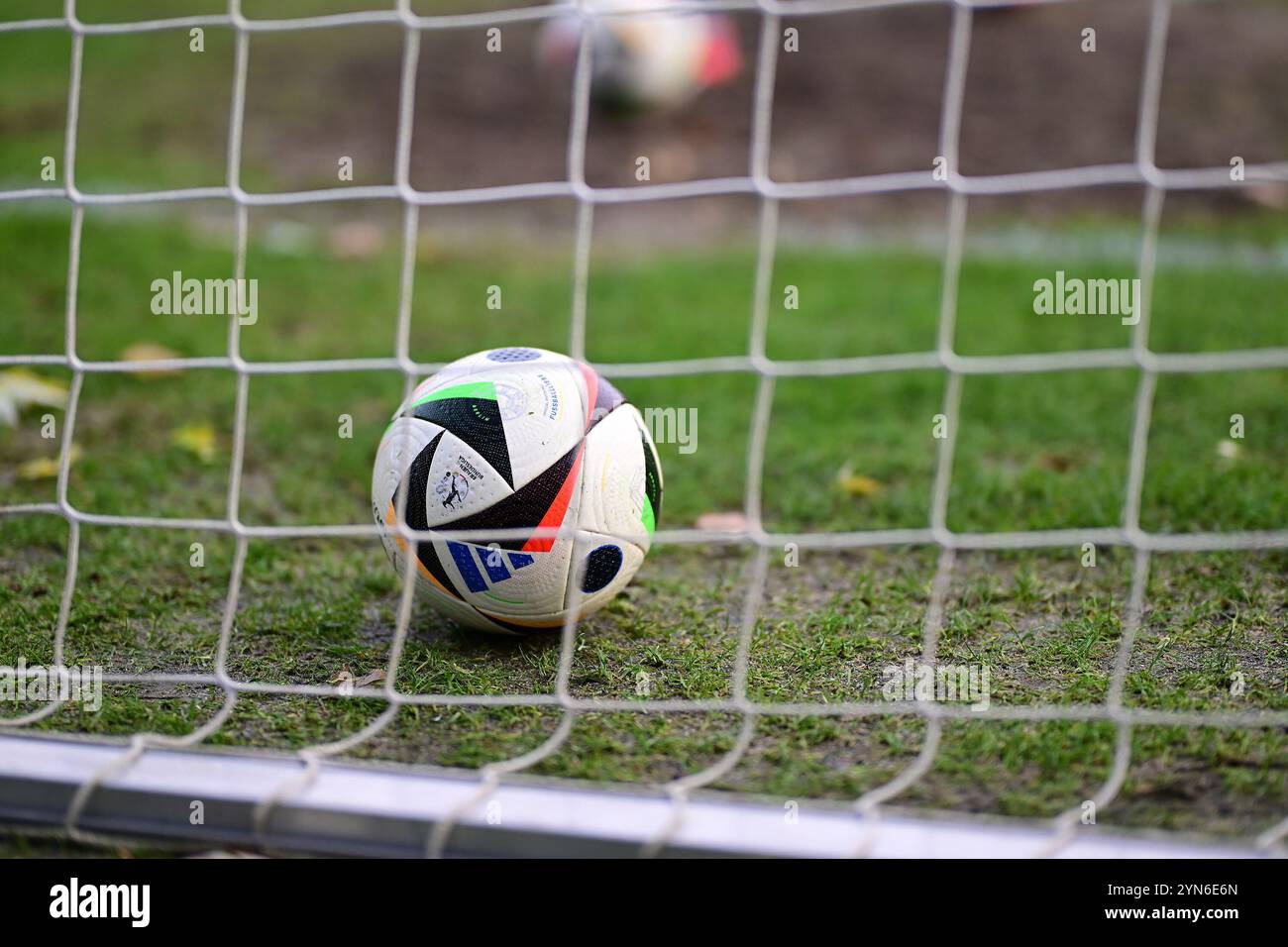 Symbol, Symbolfoto, Symbolbild, Sinnbild, Bildsymbol, Darstellung, Signum: Fußball, Fussball, auf dem Boden, Abschlag, Abstoß, Fußballschuh, Schuh, Ball, Linie, Rasen, Freistoß, Elfmeter, 11 metri, 11 metri, Eckstoß, Ecke, Hamburger SV vs. Carl-Zeiss Jena, Fussball, Frauen, DFB-Pokal, Achtelfinale, 24.11.2024 foto: Eibner-Pressefoto/Felix Schlikis Foto Stock