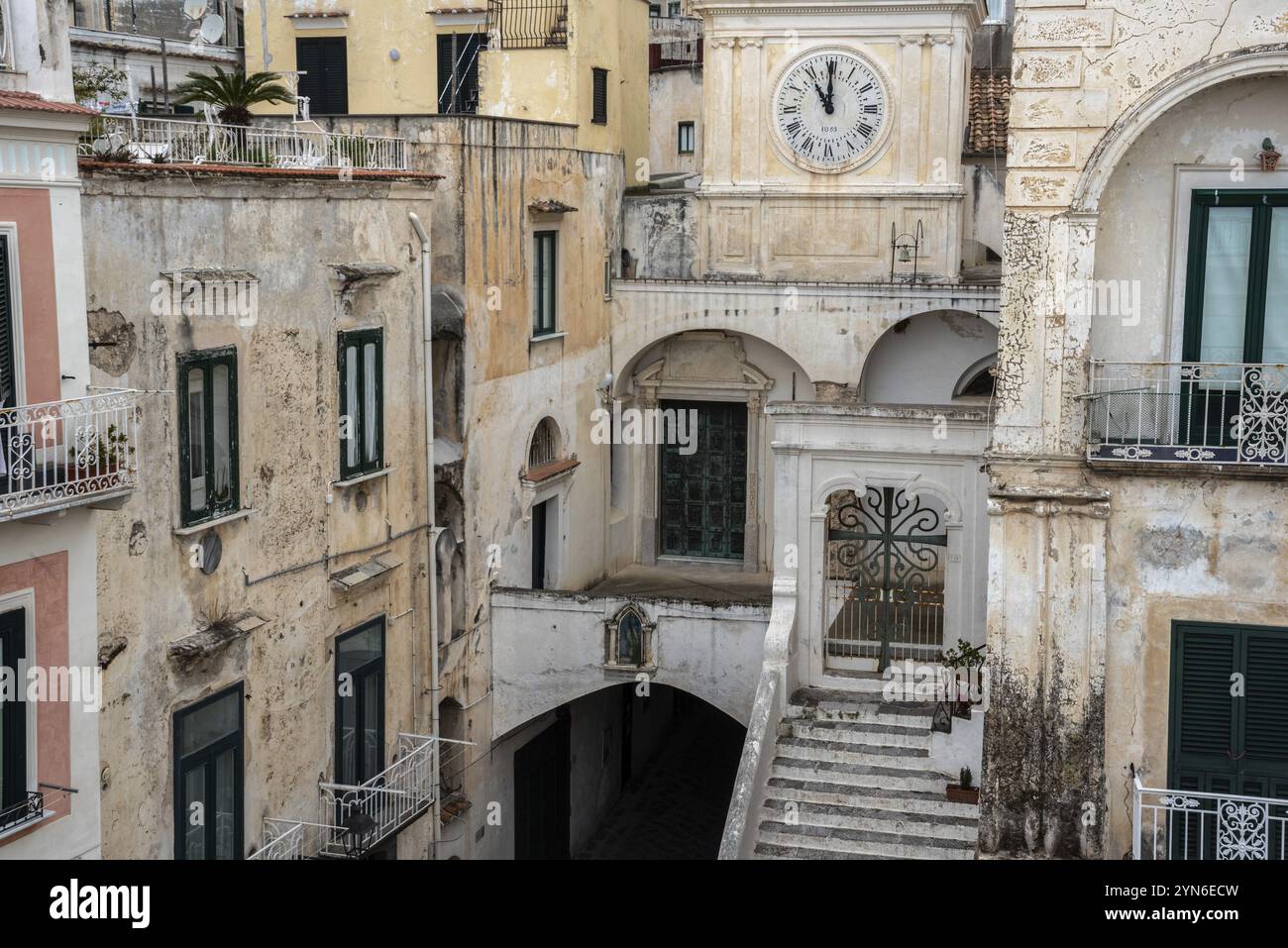 Case tradizionali italiane nella città di Atrani, in Costiera Amalfitana, nel Sud Italia Foto Stock