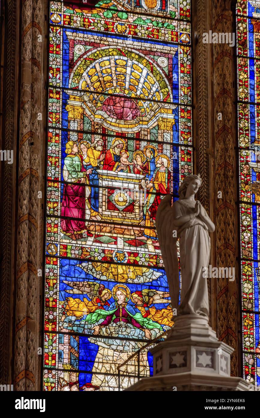 FIRENZE, ITALIA, 21 SETTEMBRE 2023, vetrate colorate nel presbiterio della basilica di Santa Maria Novella a Firenze, Italia, Europa Foto Stock