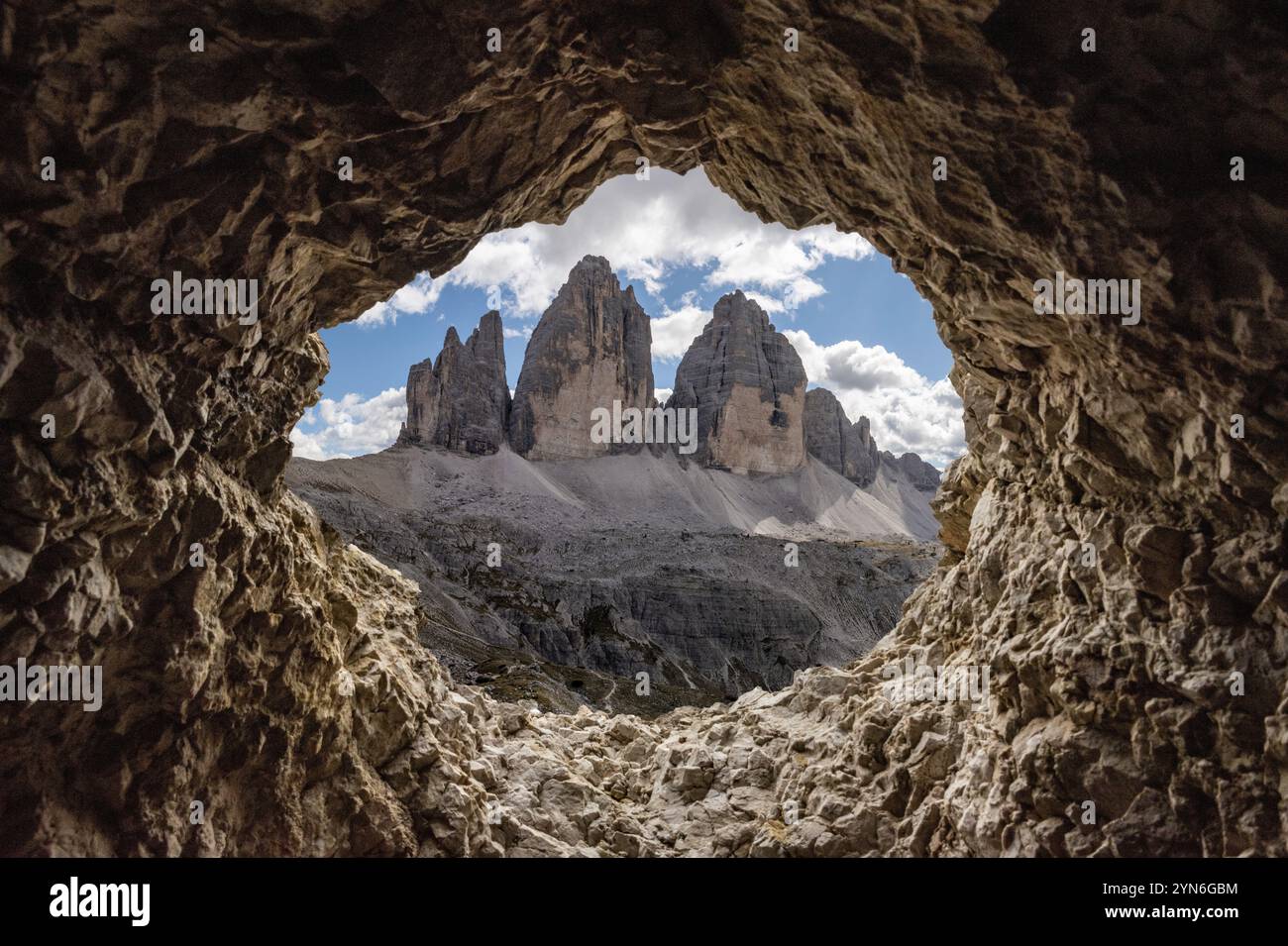 Vista dall'antica finestra del tunnel verso l'iconica montagna delle tre Cime nelle Alpi dolomitiche, ex fronte austro-italiano durante la prima guerra mondiale, A. Foto Stock