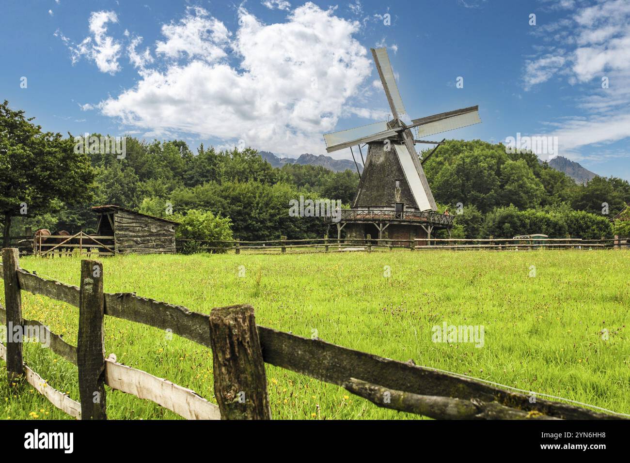 Bellissimo mulino antico nella bassa Sassonia, Germania, Europa Foto Stock