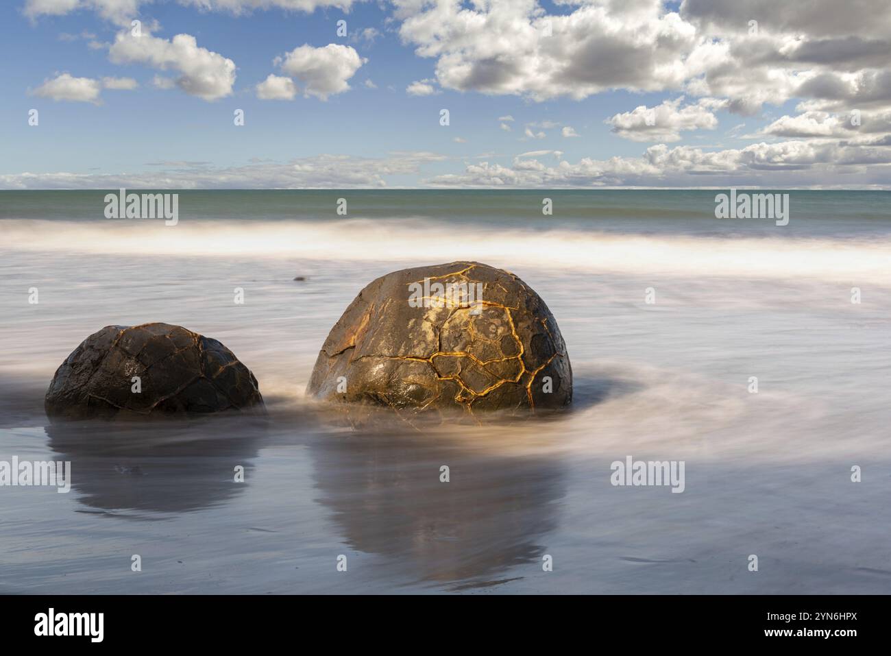 Scenica Moeraki Boulders sulla costa orientale della Nuova Zelanda Isola Sud Foto Stock