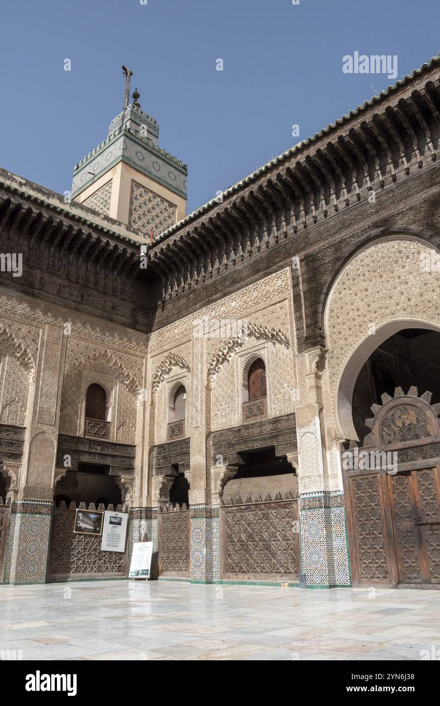 FES, Marocco, 5 aprile 2023, facciata orientale tradizionale nel cortile della madrasa Bou Inaniya nella medina di FES, Marocco, Africa Foto Stock