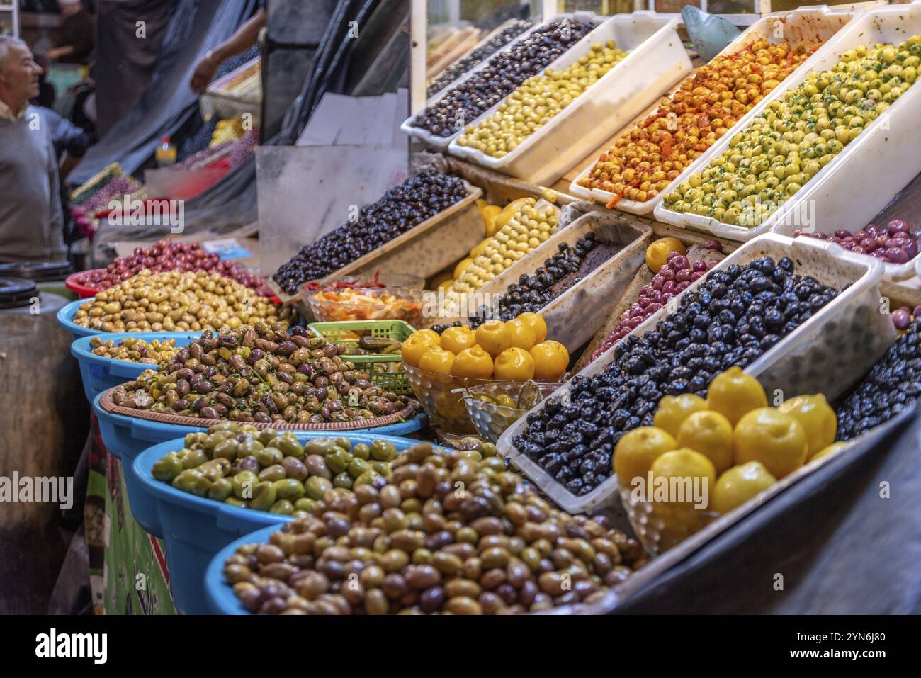 Tipica esposizione di un negozio su un bazar marocchino Foto Stock