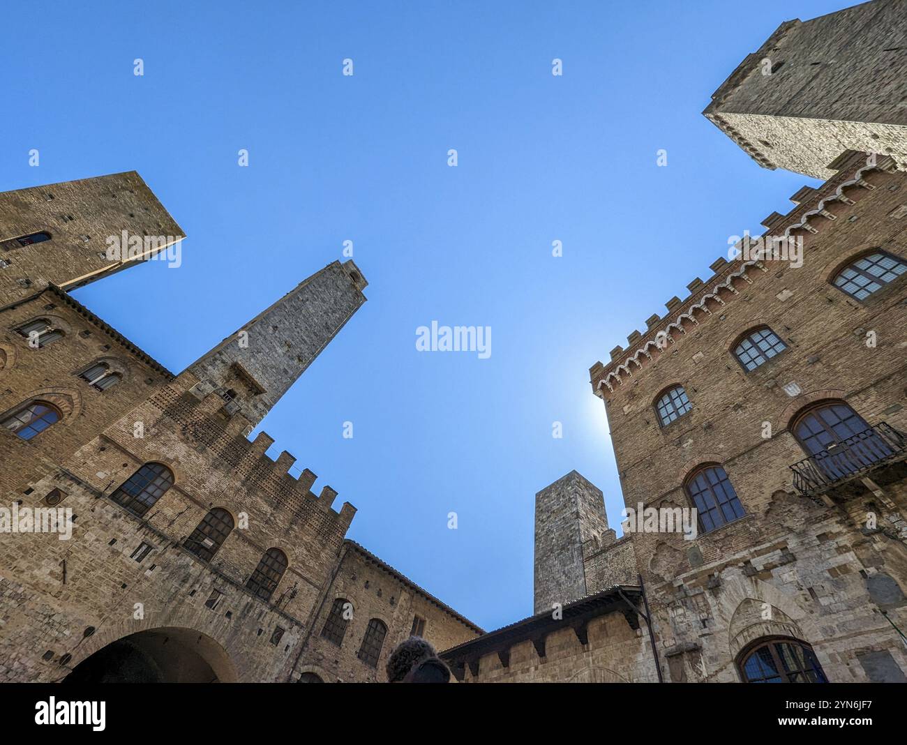 Vista panoramica grandangolare su Piazza del Duomo a San Gimignano, Italia, Europa Foto Stock