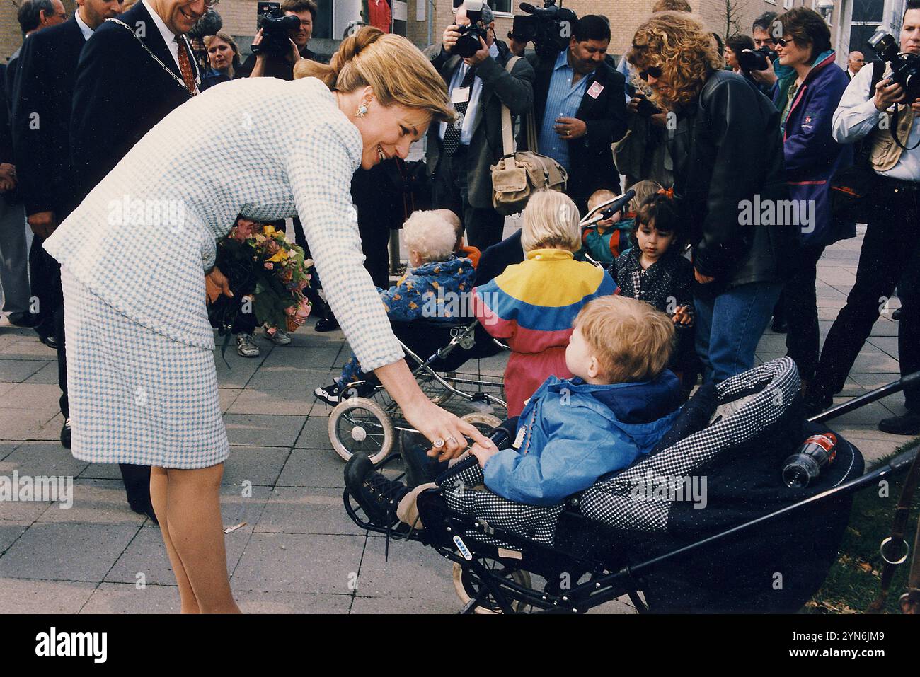 Copenaghen/ Danimarca/20 aprile 1998 /(immagini d'archivio storico)re Hussein e regina noor di giordania visitano il regno di Danimarca in immagini re e regina con la regina reale danese Margrethe II e il defunto principe henrik di danimarca, il re visita l'ufficio della stampa per confessare e al parlamento a copenaghen danimarca. (Foto. Francis Joseph Dean/Dean Pictures) (non per uso commerciale) Foto Stock