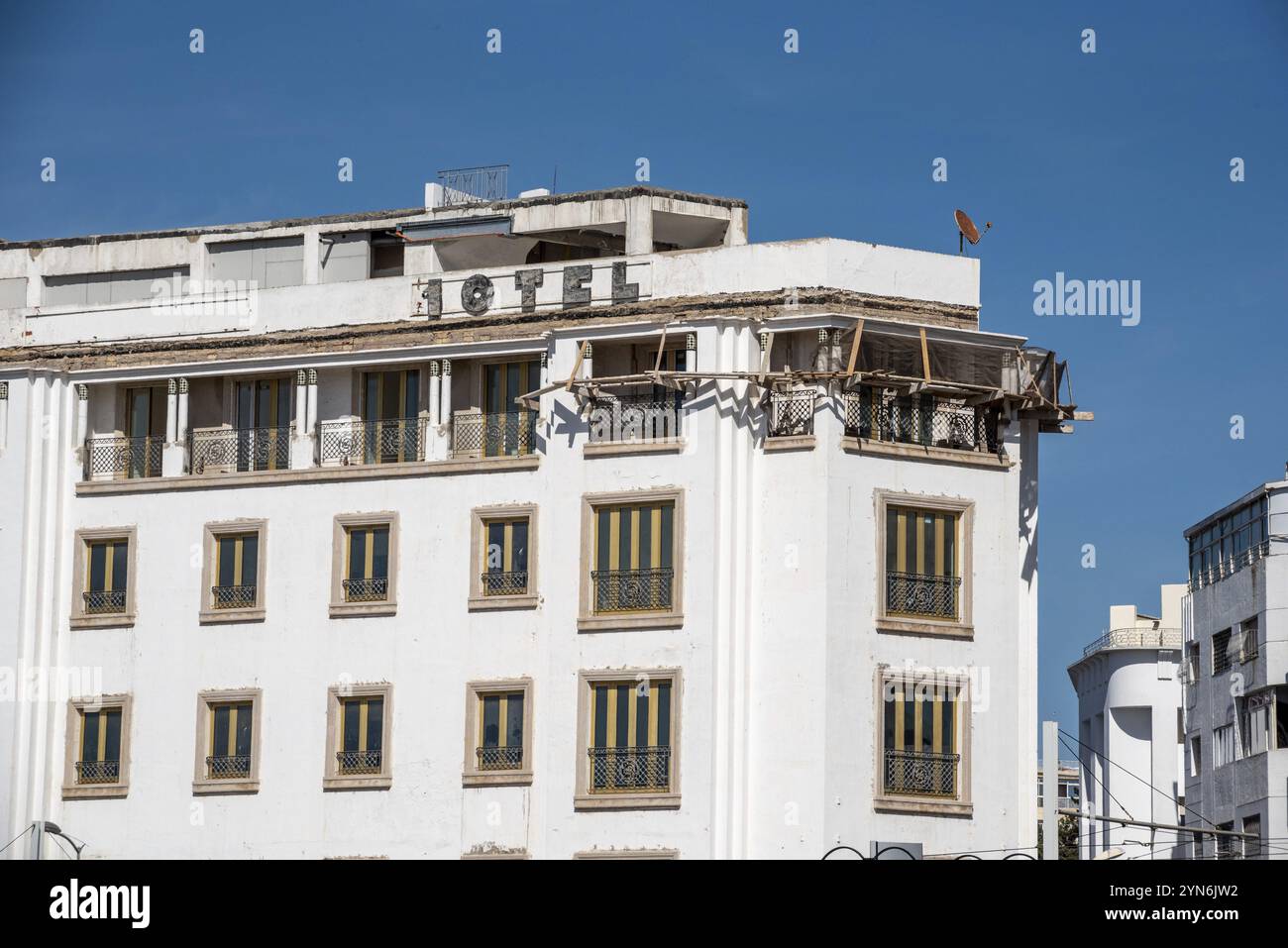Un'impalcatura molto semplice in un vecchio edificio alberghiero abbandonato nel centro di Rabat, Marocco, Africa Foto Stock