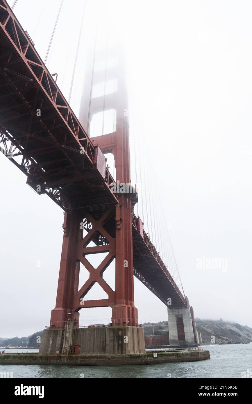 Famoso ponte Golden Gate a San Francisco in una giornata nebbiosa, Stati Uniti, Nord America Foto Stock