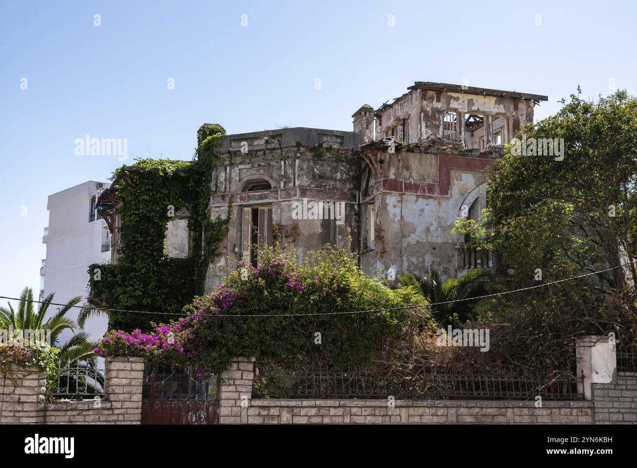 Vecchia villa abbandonata nel ricco quartiere Marshan di Tangeri, Marocco, Africa Foto Stock