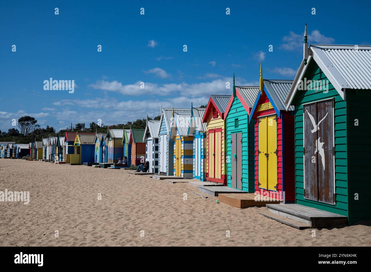 01.11.2024, Melbourne, Brighton, Victoria, Australia - famose cabine da bagno colorate e iconiche di Brighton capanne in legno del South End che fiancheggiano la spiaggia. Foto Stock