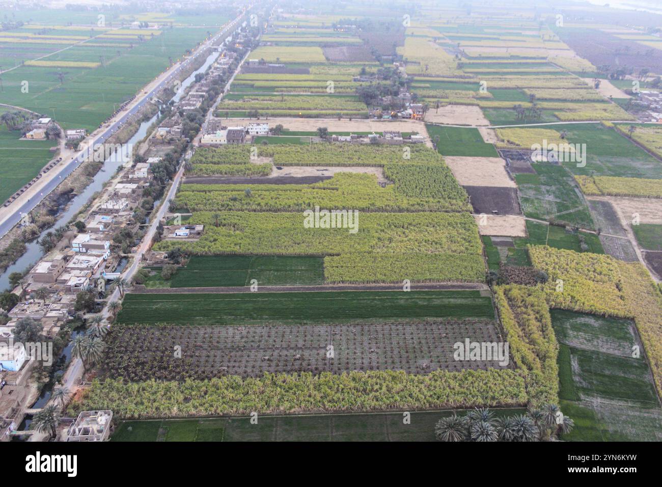 Tour in mongolfiera sopra Tebe, vista delle case egiziane e dei terreni agricoli Foto Stock