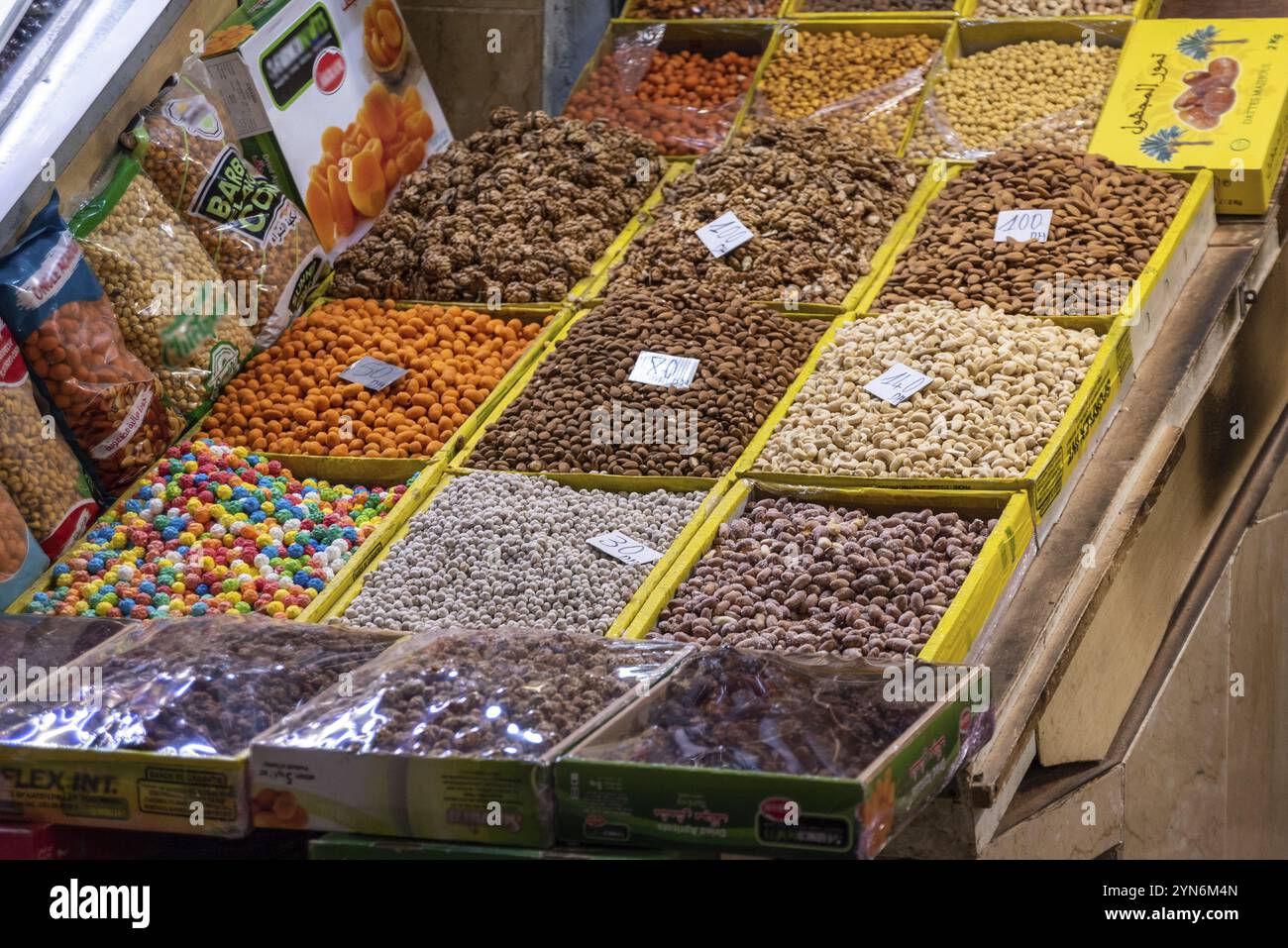 Tipica esposizione di un negozio su un bazar marocchino Foto Stock