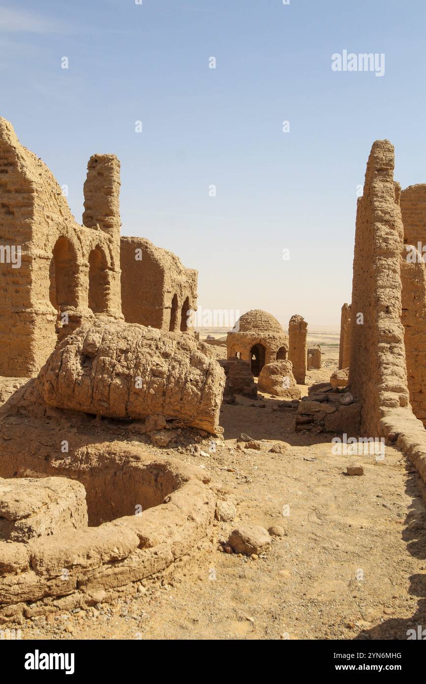 Antica necropoli cristiana di al Bagawat in Egitto, resti di una vecchia chiesa Foto Stock