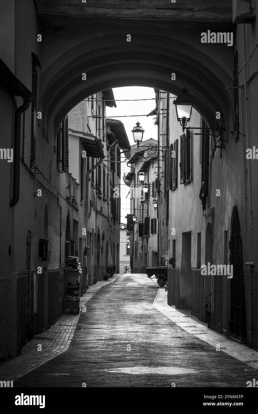 Strade vuote nel piccolo villaggio di Montaione in Toscana, Italia, Europa Foto Stock
