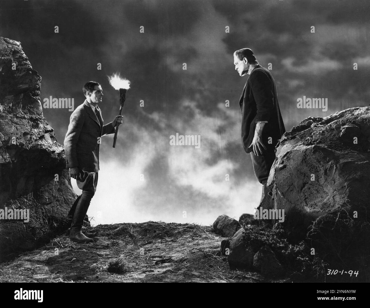 COLIN CLIVE interpreta il Dr. Henry Frankenstein e BORIS KARLOFF interpreta il mostro in una scena del romanzo DI BALENA DI FRANKENSTEIN 1931 diretto DA JAMES MARY SHELLEY Screenplay GARRETT FORT e FRANCIS FARAGOH Cinematography ARTHUR EDESON Make-up JACK PIERCE Universal Pictures Foto Stock