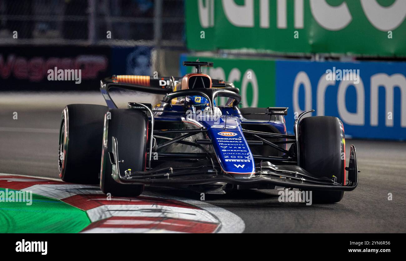 22 novembre 2024 Las Vegas NV, USA Williams Racing pilota Alex Albon (23) del Team Thailand in uscita dalla zona T Mobile allo Sphere durante la Formula 1 Heineken Sliver Las Vegas Grand Qualifying a Las Vegas, NV Thurman James/CSM Foto Stock