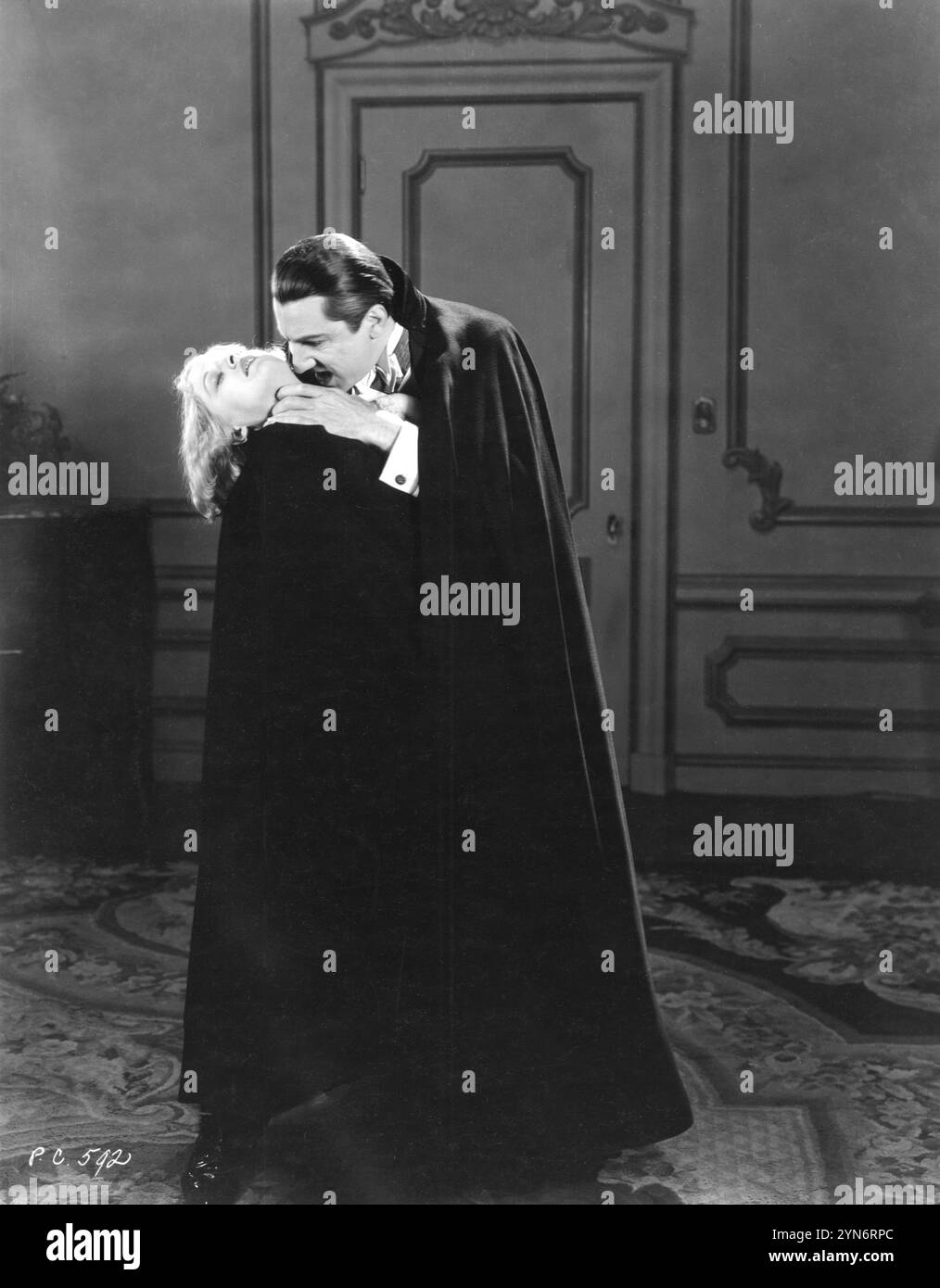 FRANCES DADE interpreta Lucy e BELA LUGOSI interpreta il Conte Dracula in una scena di DRACULA 1931, regista TOD BROWNING, romanzo BRAM STOKER, direttore artistico CHARLES D. HALL, direttore della fotografia KARL FREUND Universal Pictures Foto Stock