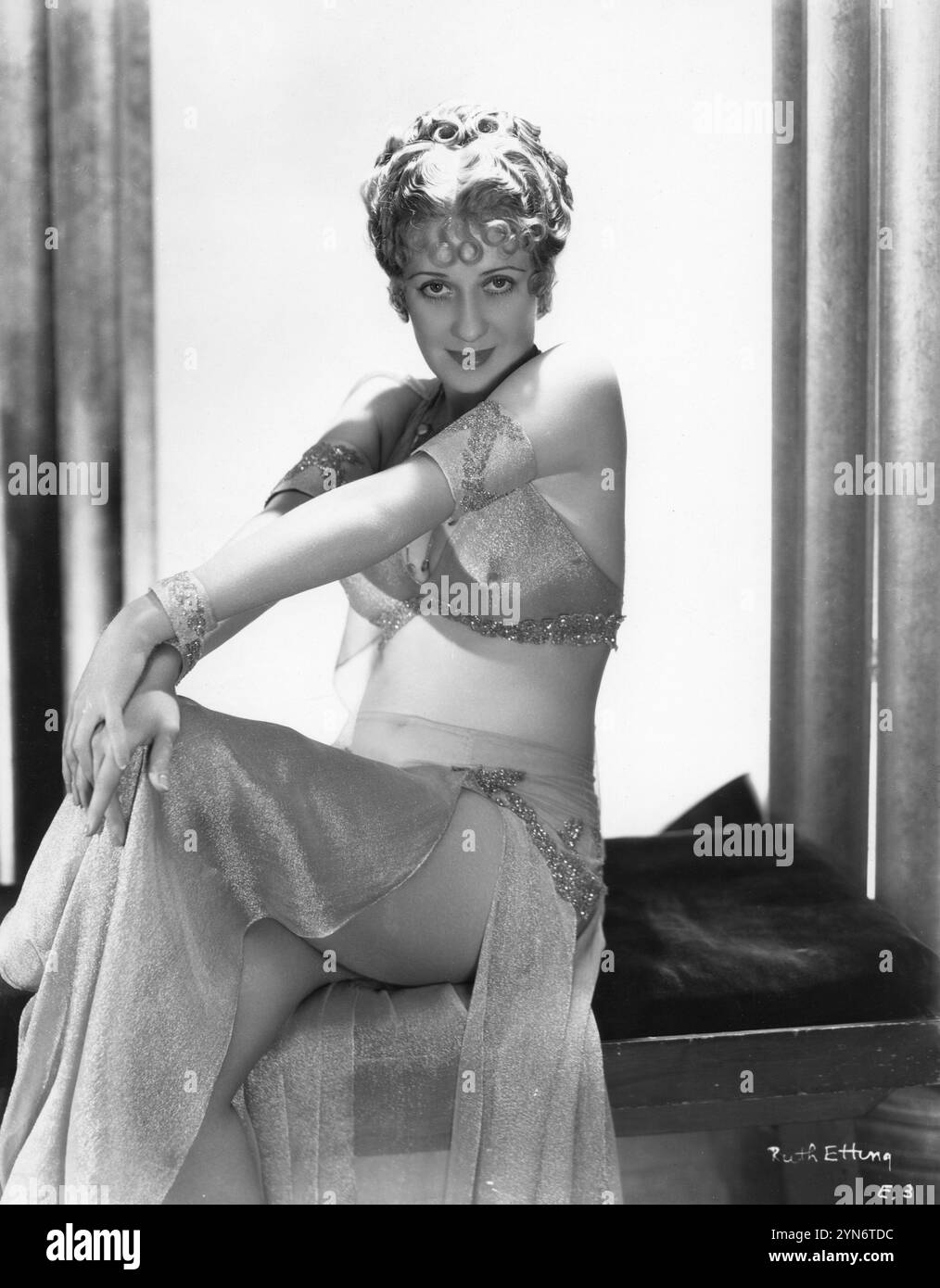 Ritratto di American Torch Singer RUTH nel suo ruolo di Olga in ROMAN SCANDALS 1933 regista FRANK TUTTLE Original Story GEORGE S. KAUFMAN e ROBERT E. SHERWOOD canzoni di HARRY WARREN e AL DUBIN Costume Design JOHN W. HARKRIDER numeri di produzione messi in scena da BUSBY BERKELEY Samuel Goldwyn / United Artists Foto Stock